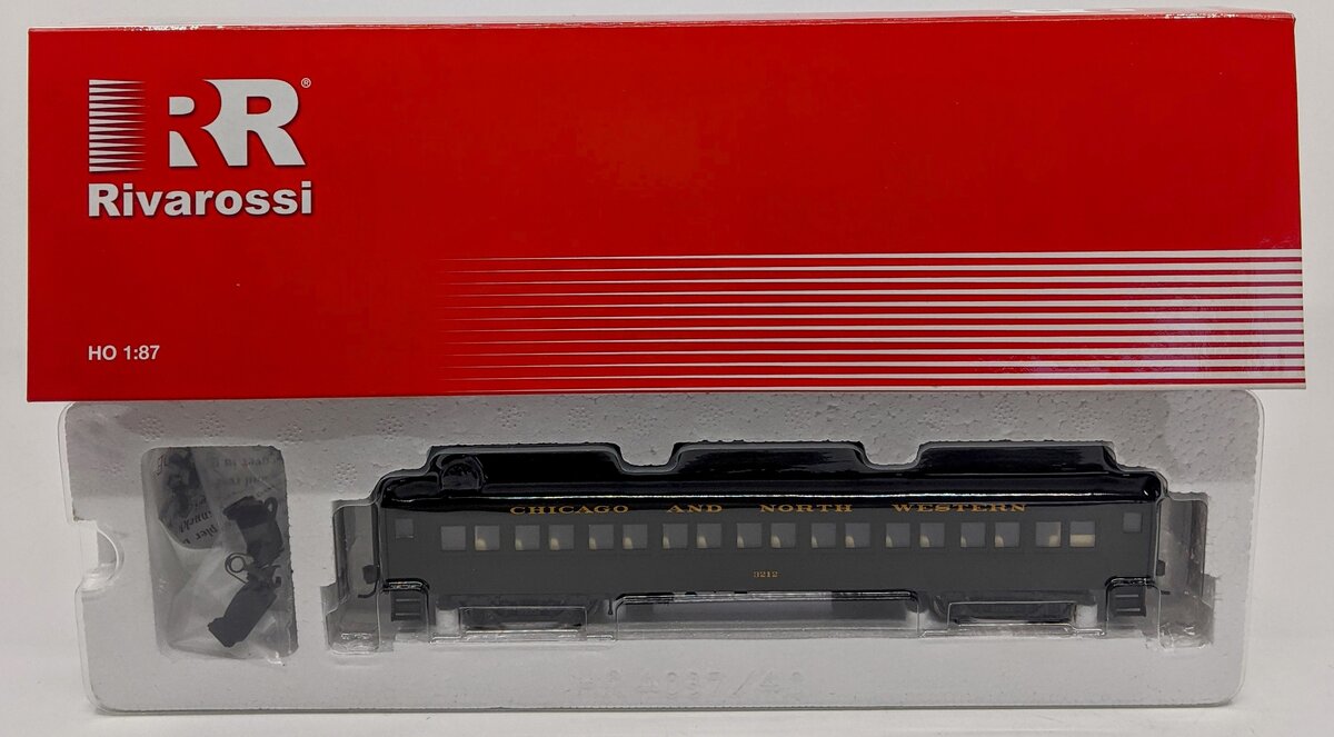 Rivarossi HR4037 HO Scale Chicago & North Western 60' Coach Car #3212
