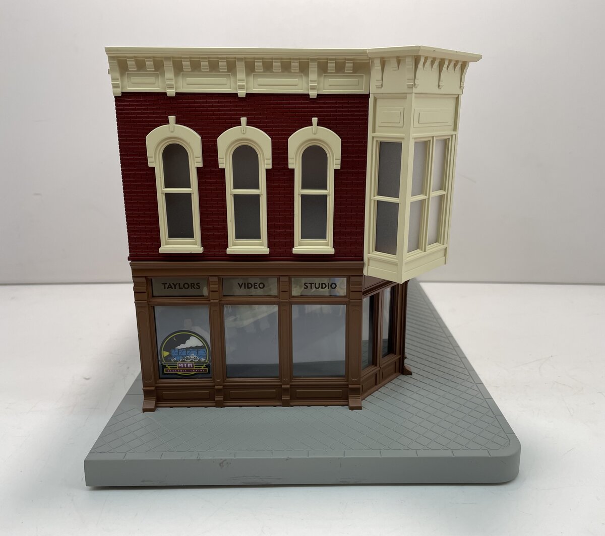 MTH 30-90353 Assembled Taylors Video Studio Corner Building w/ Blinking Sign