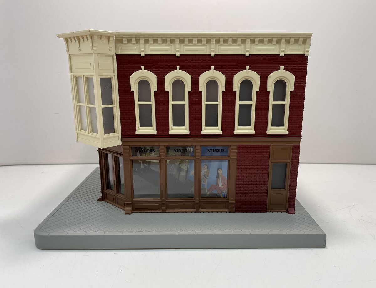 MTH 30-90353 Assembled Taylors Video Studio Corner Building w/ Blinking Sign