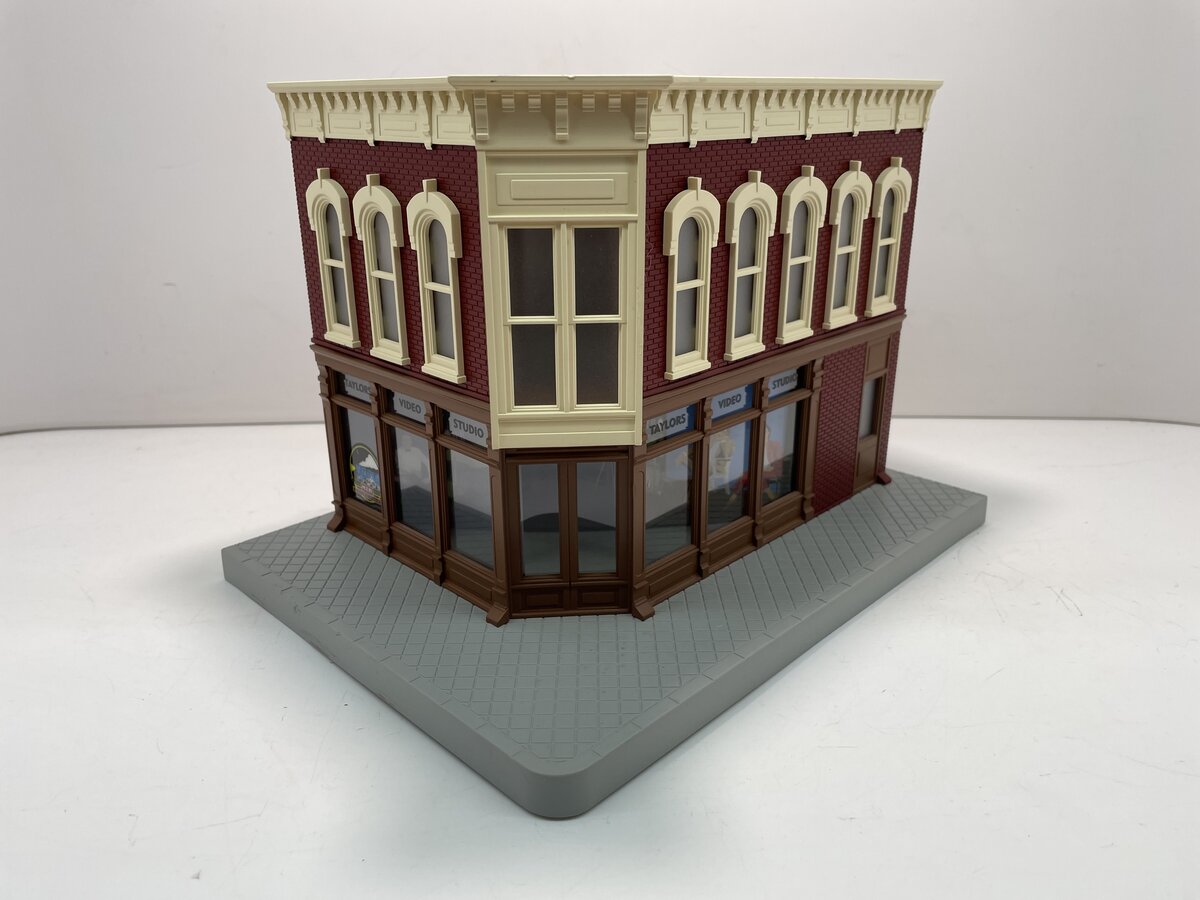 MTH 30-90353 Assembled Taylors Video Studio Corner Building w/ Blinking Sign