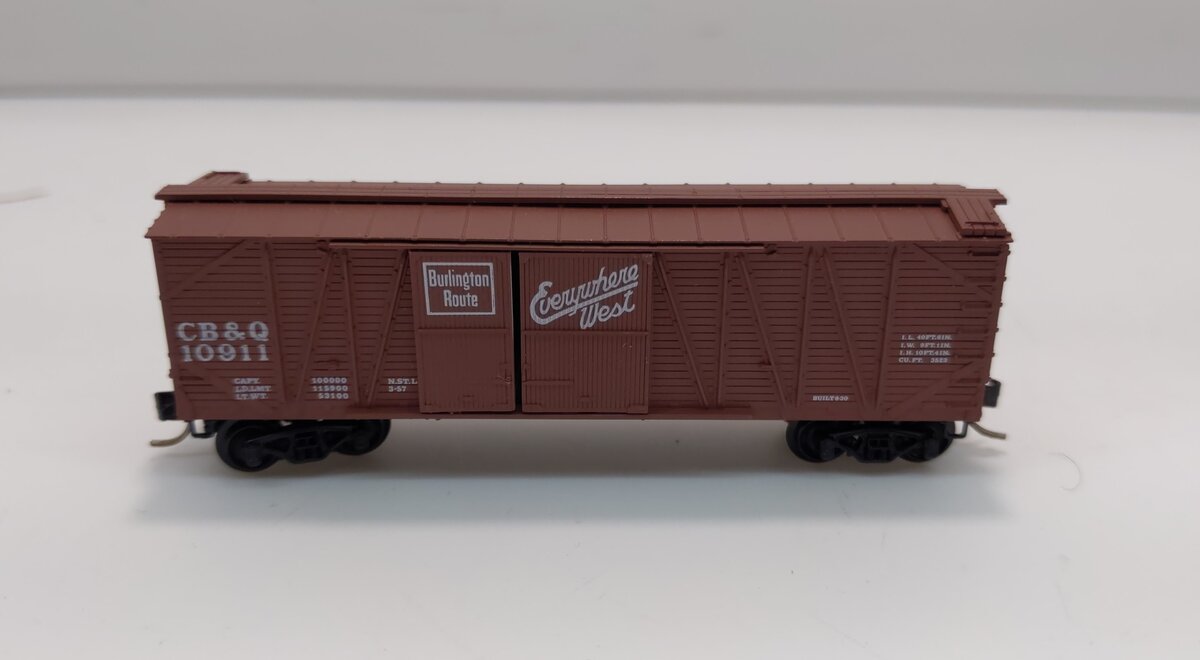 Micro-Trains 02900060 N CB&Q 40' 1&1/2 Door Outside Braced Boxcar #10911 NIB
