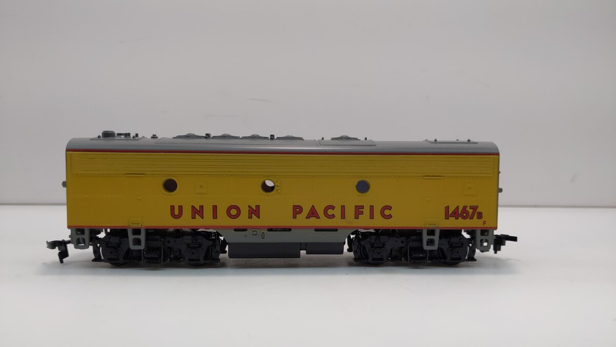 Athearn 3014 HO Union Pacific F7B Dummy Non-Powered Diesel Locomotive #1467B