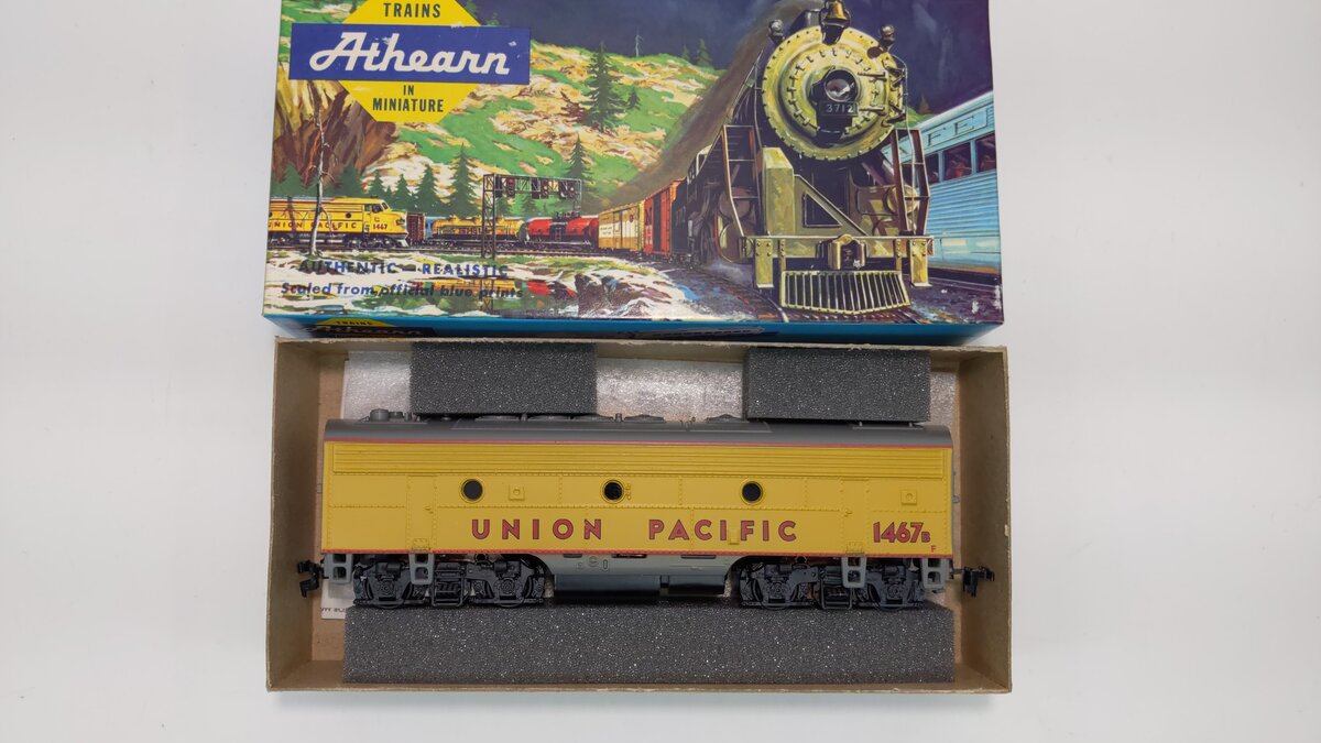 Athearn 3014 HO Union Pacific F7B Dummy Non-Powered Diesel Locomotive #1467B