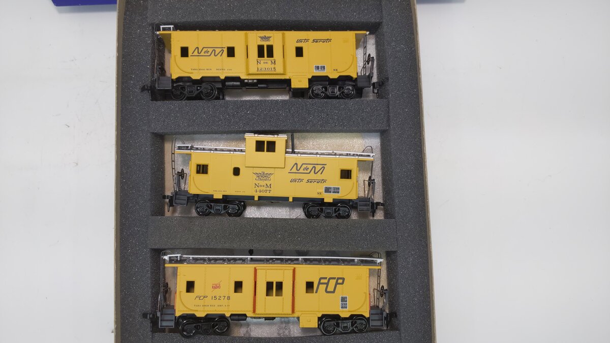 Athearn 2308 HO NdeM & Pacific Railroads Cabooses of Mexico Kit (Set of 3)