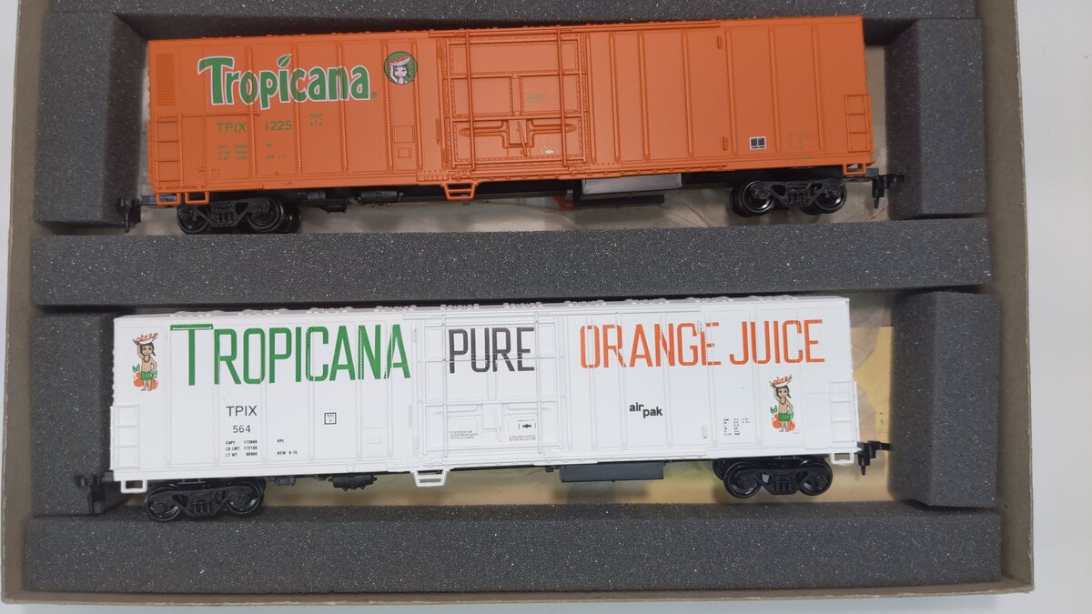 Athearn 2302 HO Tropicana 57' Reefer Car Kit (Set of 2)