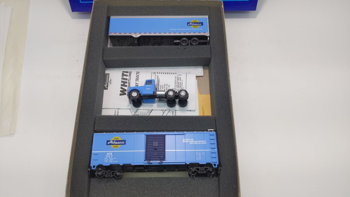 Athearn 2300 HO Special Edition Boxcar w/Tractor Trailer Kit (Set of 3)