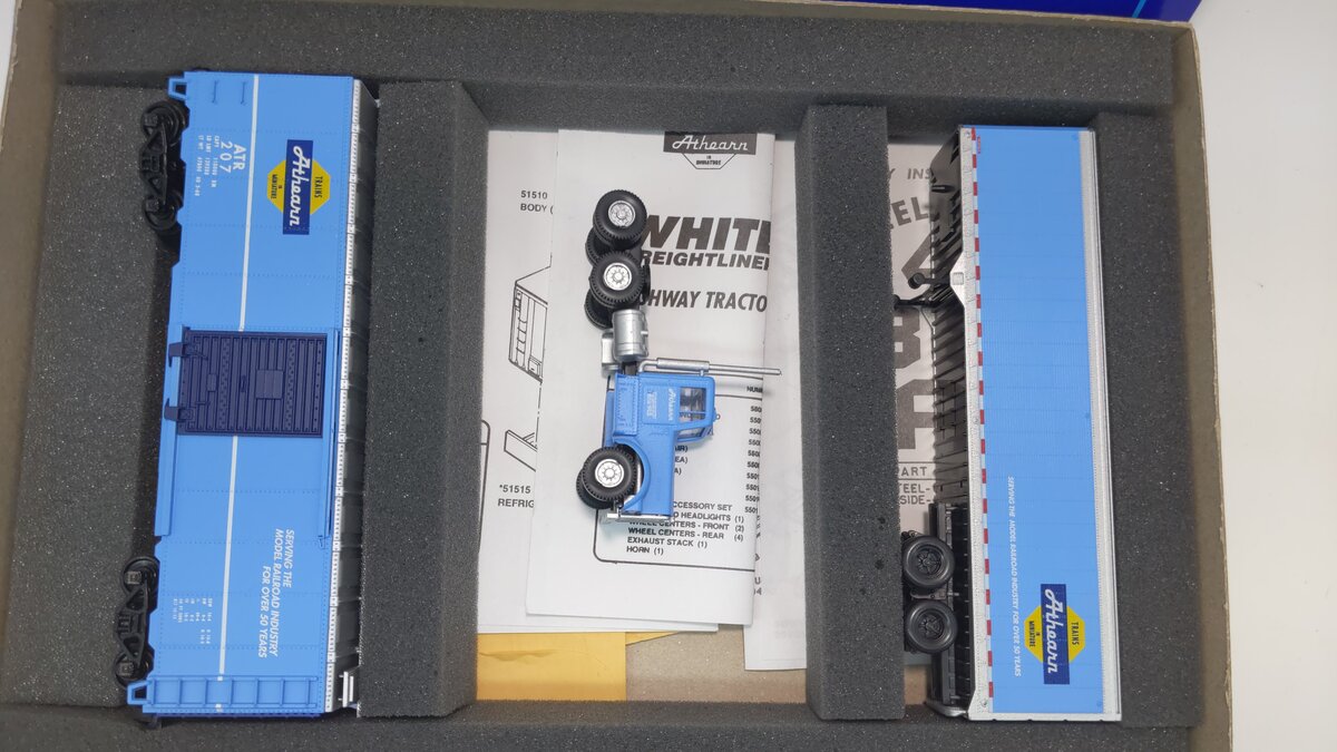 Athearn 2300 HO Special Edition Boxcar w/Tractor Trailer Kit (Set of 3)
