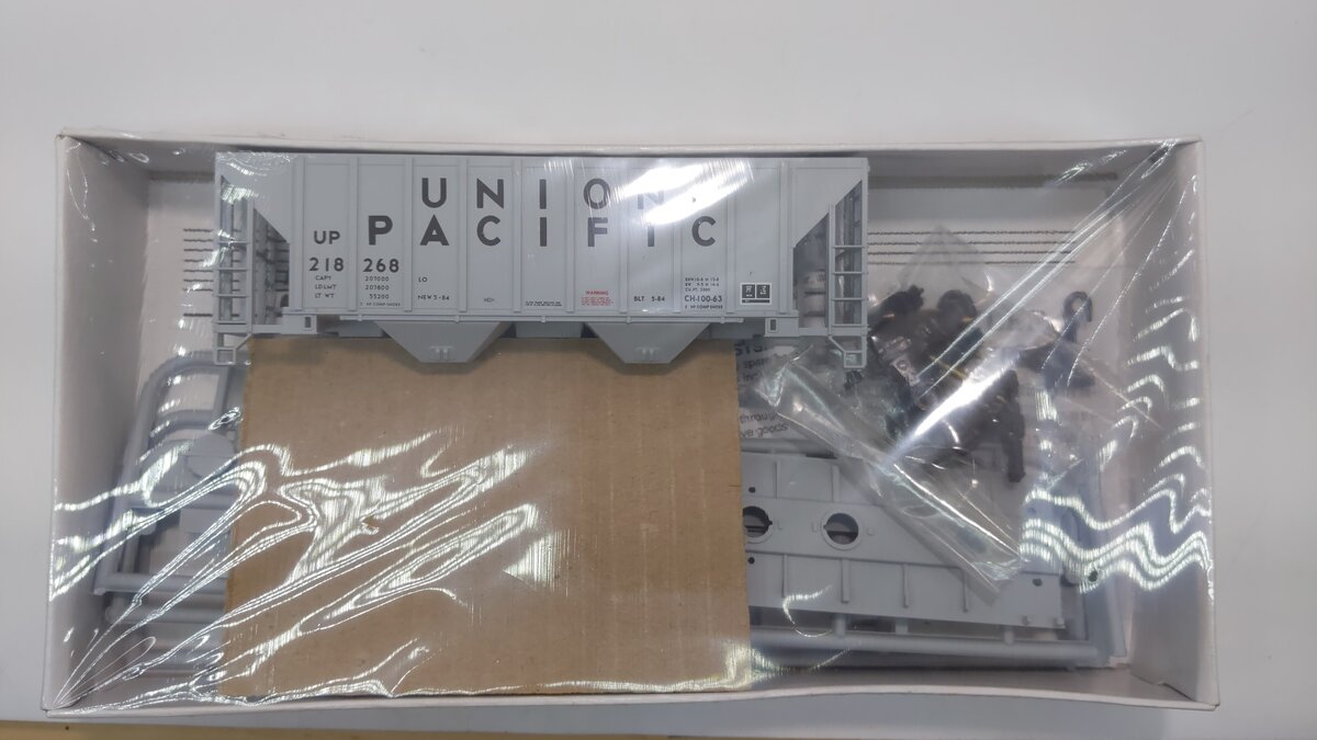 Walthers 932-5401 HO Scale Union Pacific 100 Ton Cement Covered Hopper NIB