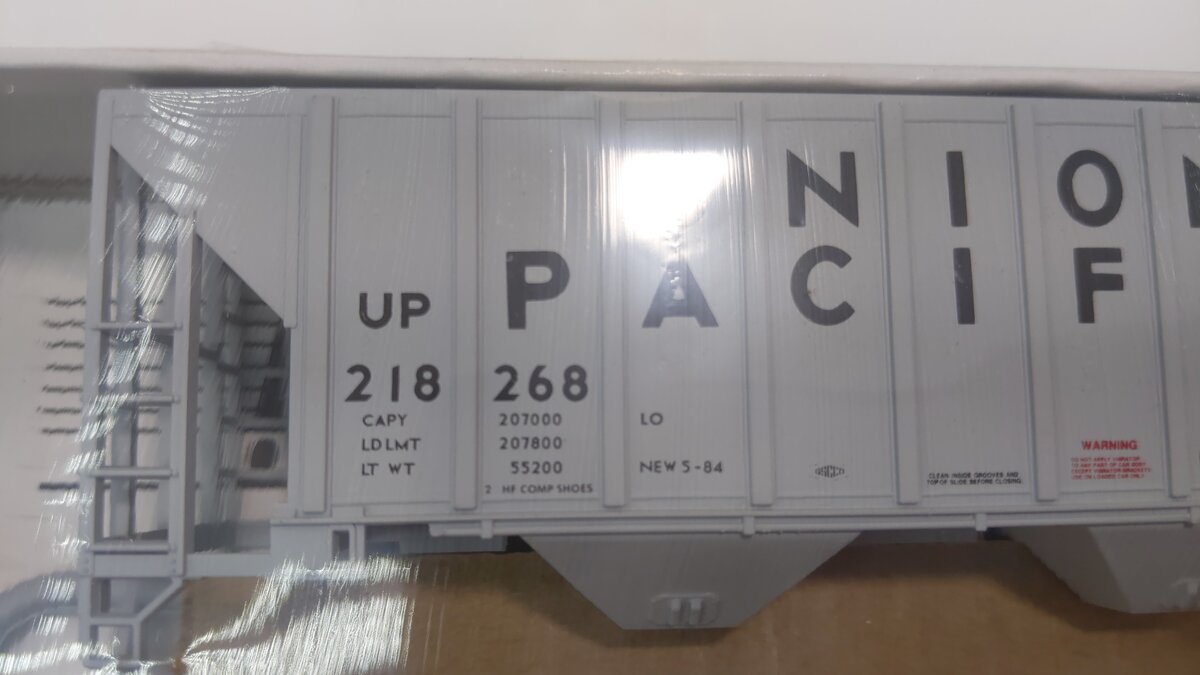 Walthers 932-5401 HO Scale Union Pacific 100 Ton Cement Covered Hopper NIB