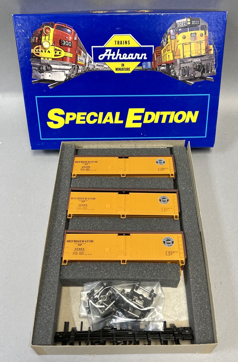 Athearn 2303 HO Southern Pacific Wood Side Refrigerator Car Kit (Set of 3)
