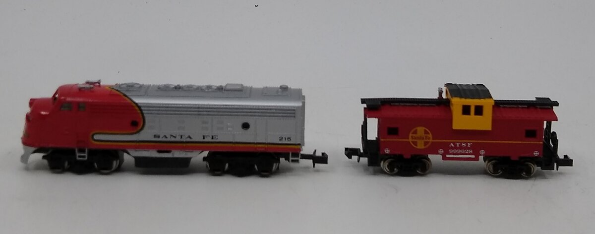 Bachmann N Scale ATSF Diesel Locomotive & Caboose #215/#999628 LN/Box