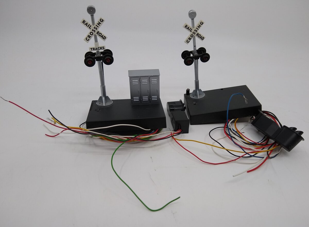Z-Stuff DZ-1020 O Crossing Signal w/Block Signal Detector & Sound (Set of 2) NIB