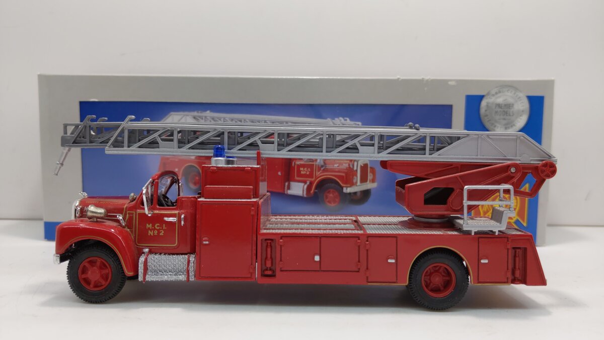 Corgi 53001 1:50 Milawaukee Mack B Series Rear Mount Ladder  MT/Box