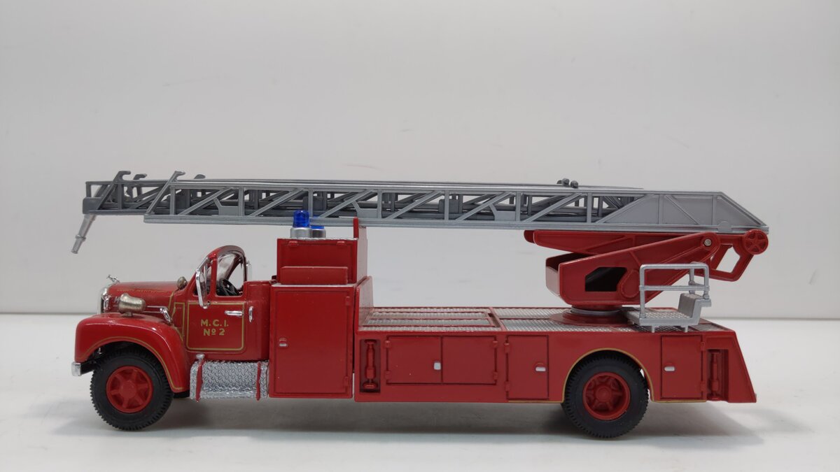 Corgi 53001 1:50 Milawaukee Mack B Series Rear Mount Ladder  MT/Box
