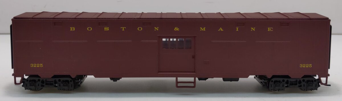 Walthers 932-4170 HO Scale Boston & Maine Troop Sleeper Express Car #3225 LN/Box