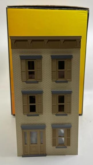 MTH 30-9079 O 3-Story Tan Town House with Dark Tan Trim LN/Box