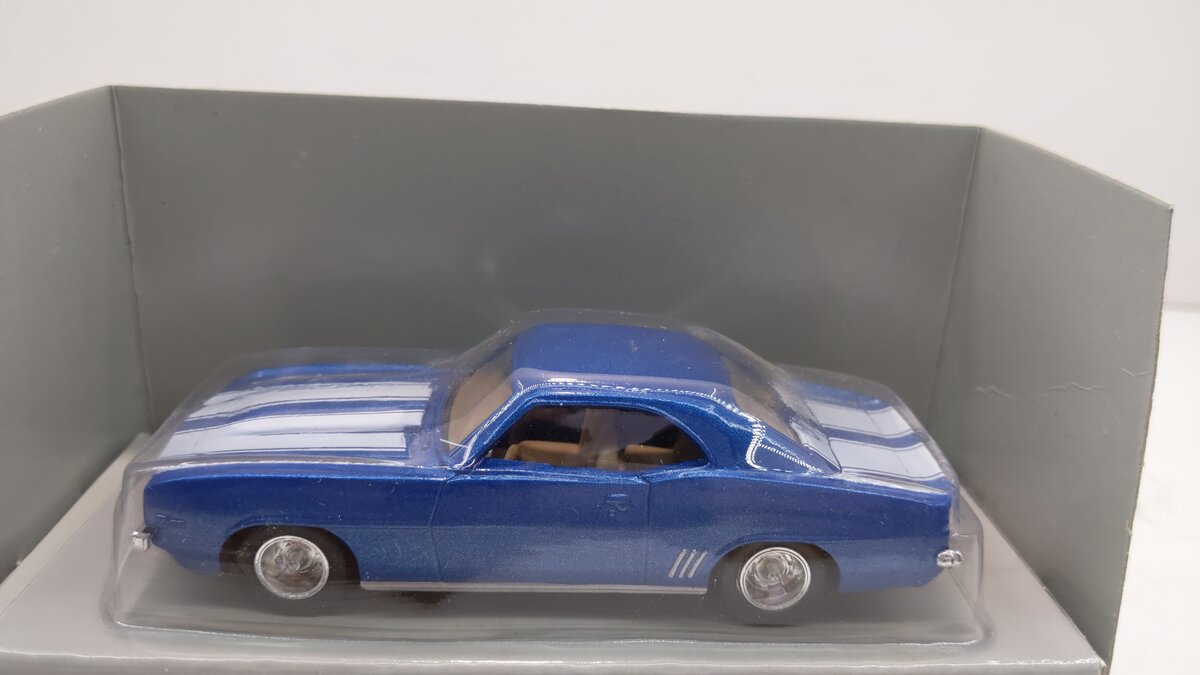 Ertl 2809 Classic Vehicles 1:43 Die Cast Blue w/White Stripes 1969 Camaro LN/Box