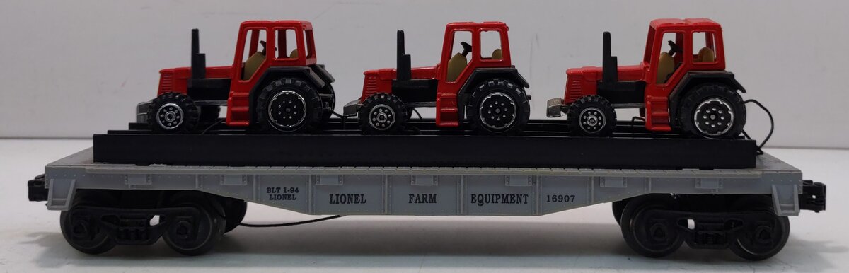 Lionel 6-16907 O Gauge Flatcar with 3 Farm Tractors LN/Box