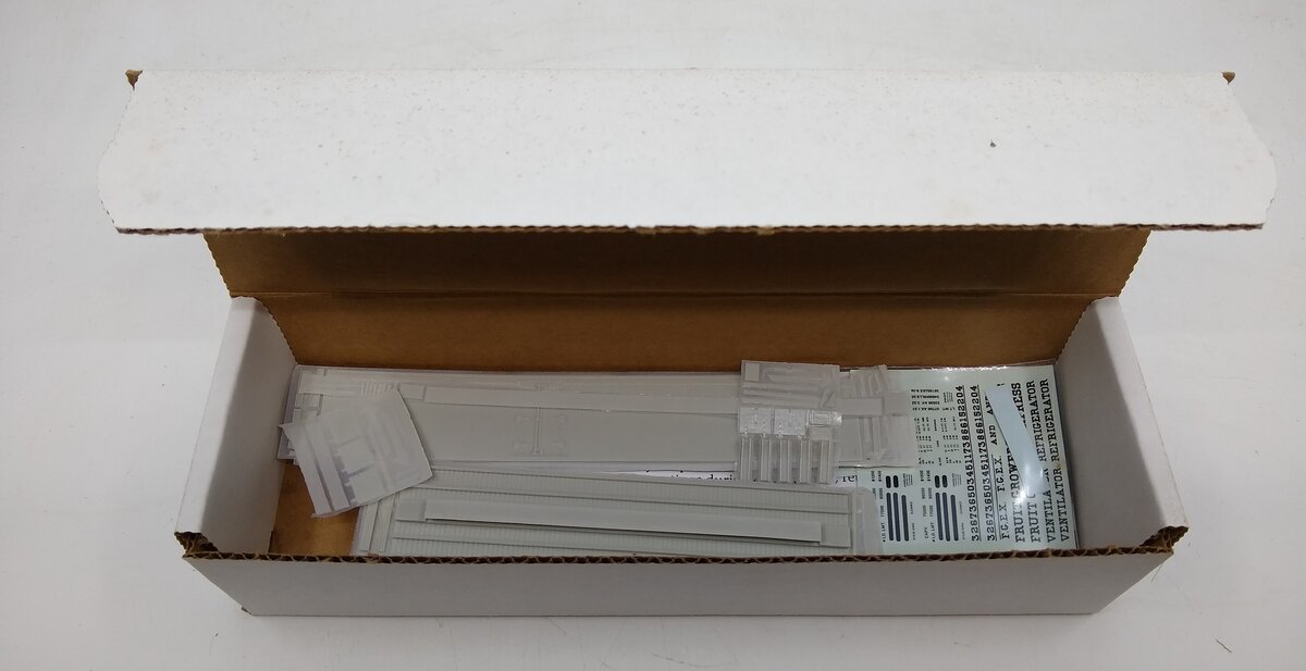 Sunshine Models 34.1 HO Scale Fruit Growers 40' Wood Reefer Kit