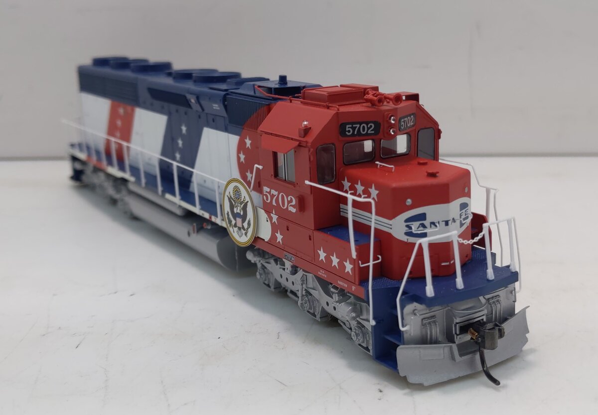 Athearn G67189 HO Scale Santa Fe-Bicentennial SD45-2 Diesel Locomotive #5702 LN/Box