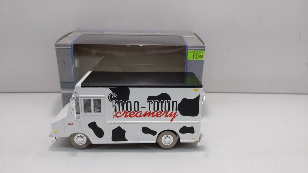 Lionel 6-21651 O Gauge Superstreets Moo-Town Creamery Van #152 LN/Box