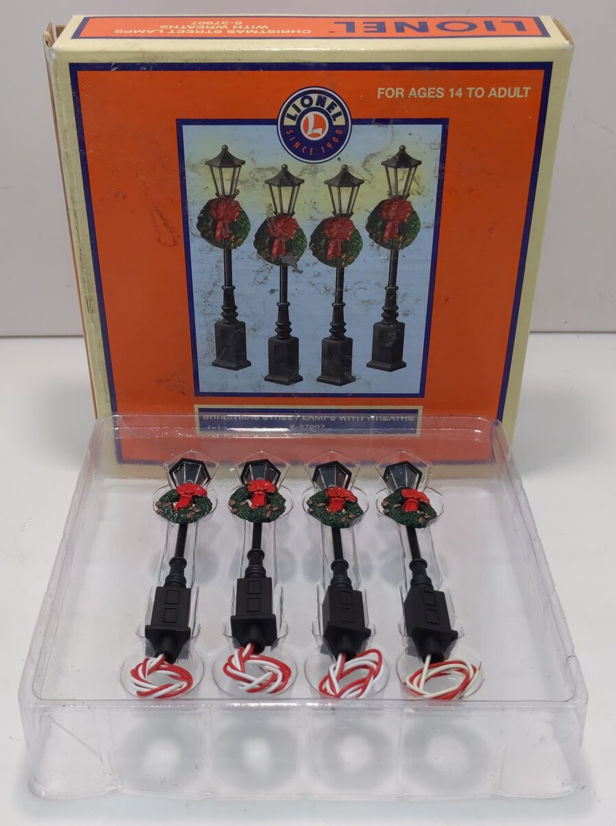 Lionel 6-37907 O Scale Christmas Street Lamps with Wreaths (Set of 4) LN/Box