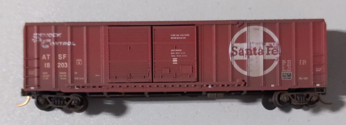 Micro-Trains 03044250 N ATSF Weathered 50' Rib Side Double Door Boxcar #18203 LN/Box