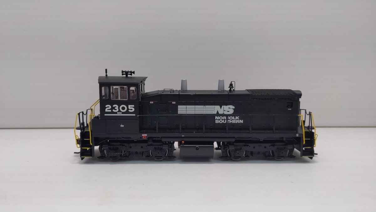 Athearn 96668 HO Norfolk Southern RTR SW1500 Diesel Locomotive #2305 w/ DCC