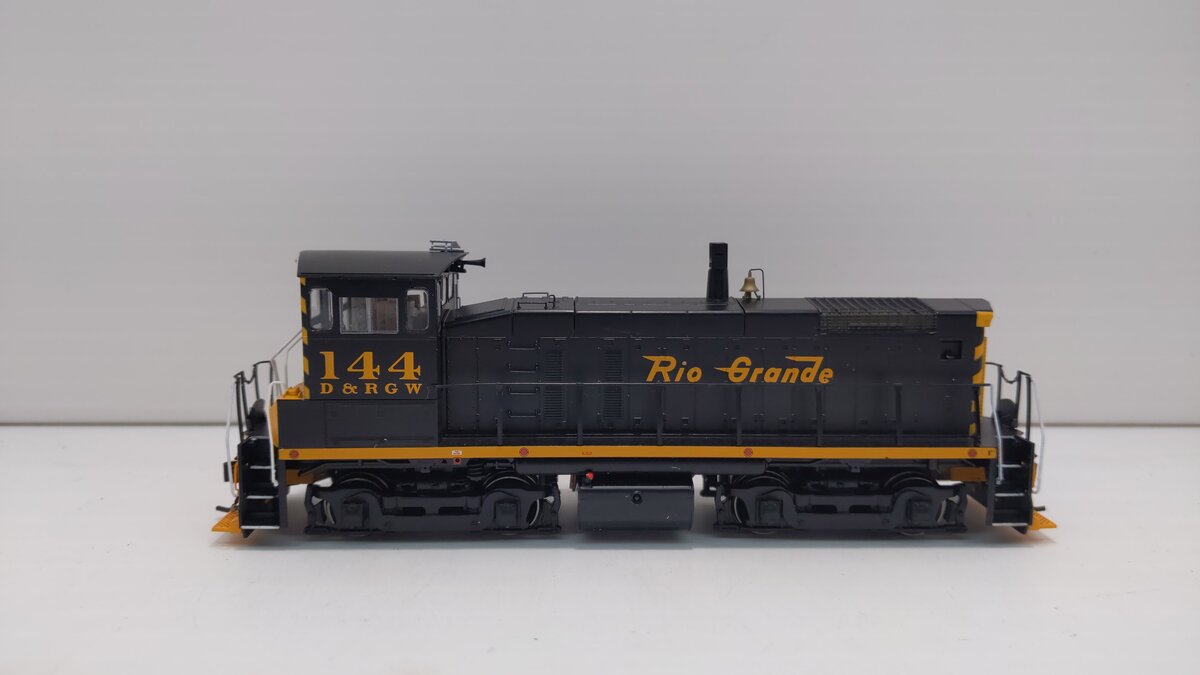 Athearn 95813 HO Denver & Rio Grande Western SW1000 Diesel Locomotive #144 MT/Box