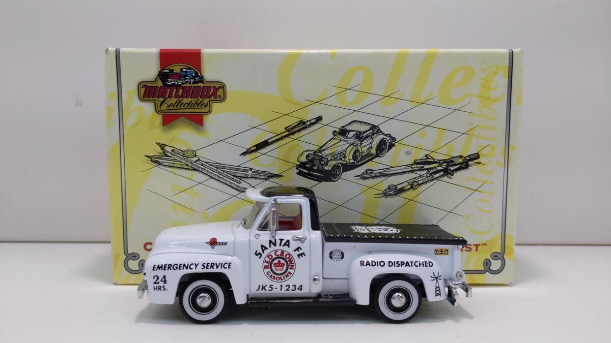 Matchbox YRS06/B-M 1:43 1955 Ford F100 Red Crown Emergency Pickup Truck