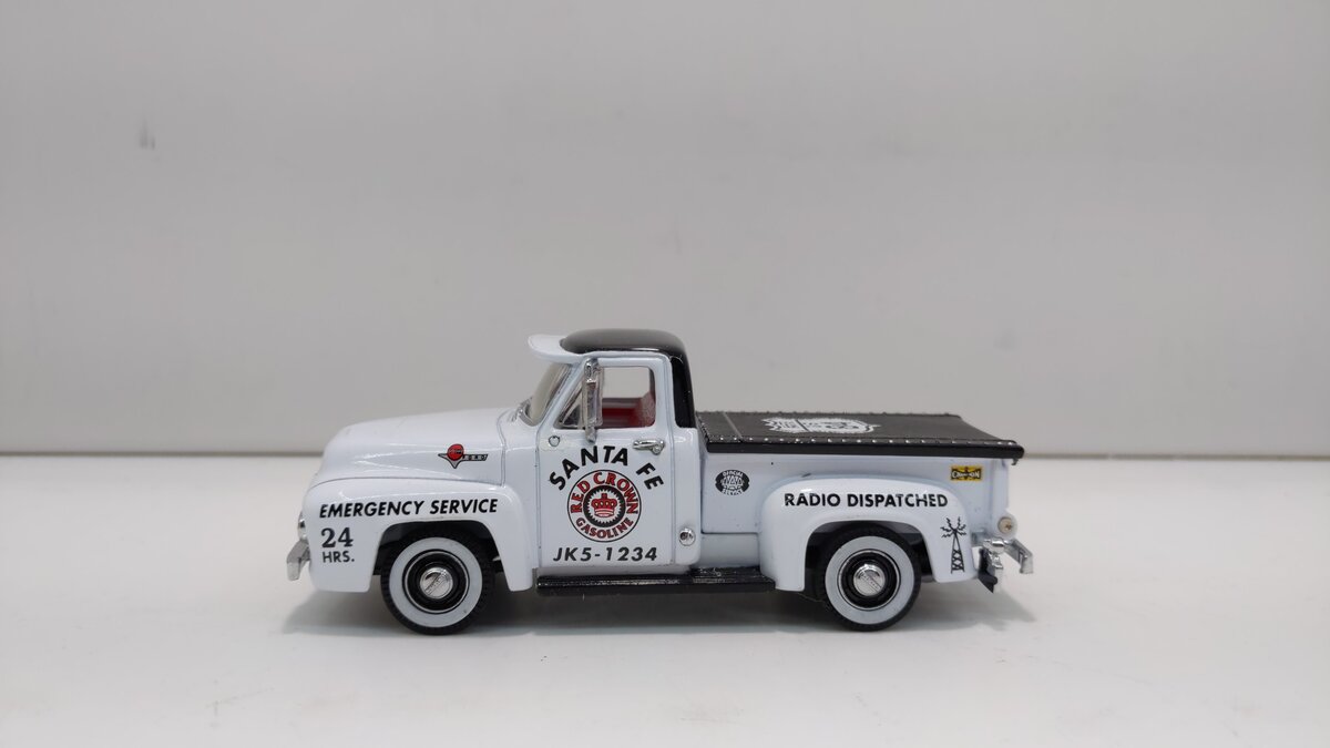 Matchbox YRS06/B-M 1:43 1955 Ford F100 Red Crown Emergency Pickup Truck