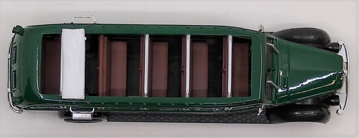 The Open Top Bus Company 70636 1936 White Model 706 Tour Bus Green