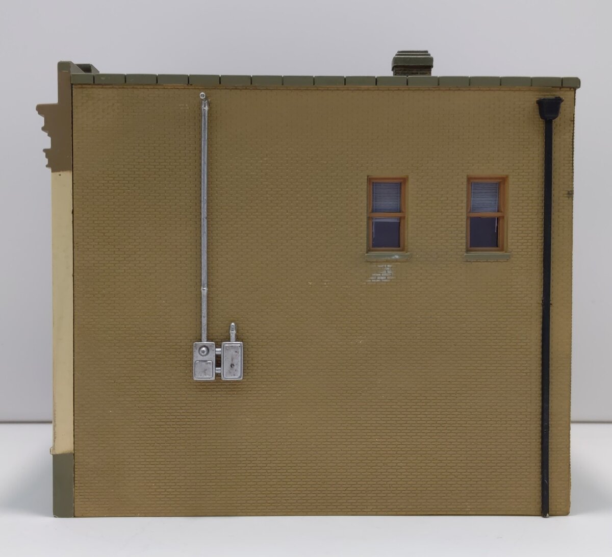 Woodland Scenics BR5033 HO Built-&-Ready Citizens Savings and Loan Building