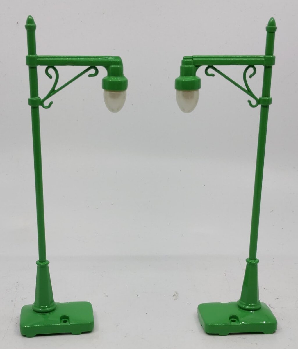 MTH 30-1032 O Scale Green Diecast Street Lamps # 64 (Set of 2)