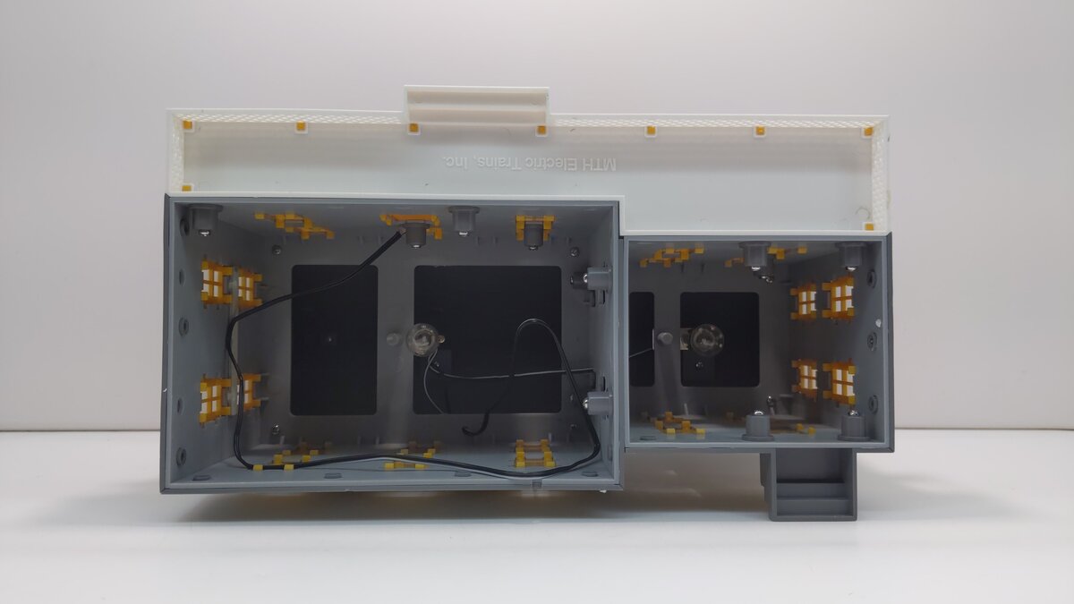 MTH 30-9001 O Scale Country House Building Gray w/ Yellow Shutters LN/Box