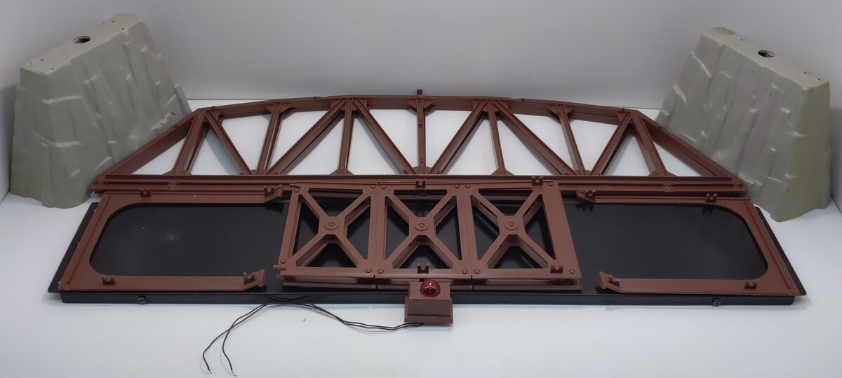 Lionel 6-12721 Illuminated Extension Bridge w/ Rock Piers LN/Box