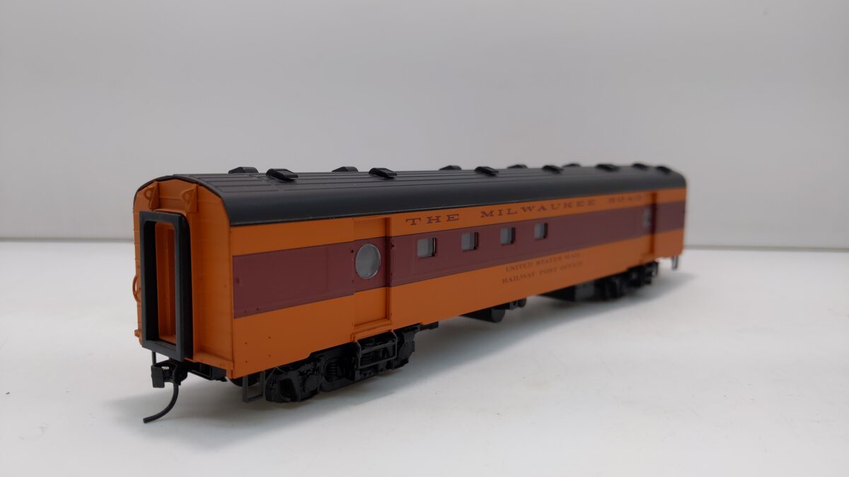 Walthers 932-9201 HO Scale Milwaukee Road 1955 Twin Cities Hiawatha RPO Car LN/Box