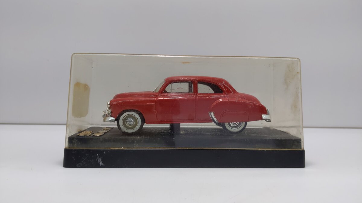 Solido 4508 1:43 Scale L'Age D'Or Red 1950 Chevrolet Sedan W/Plastic Case