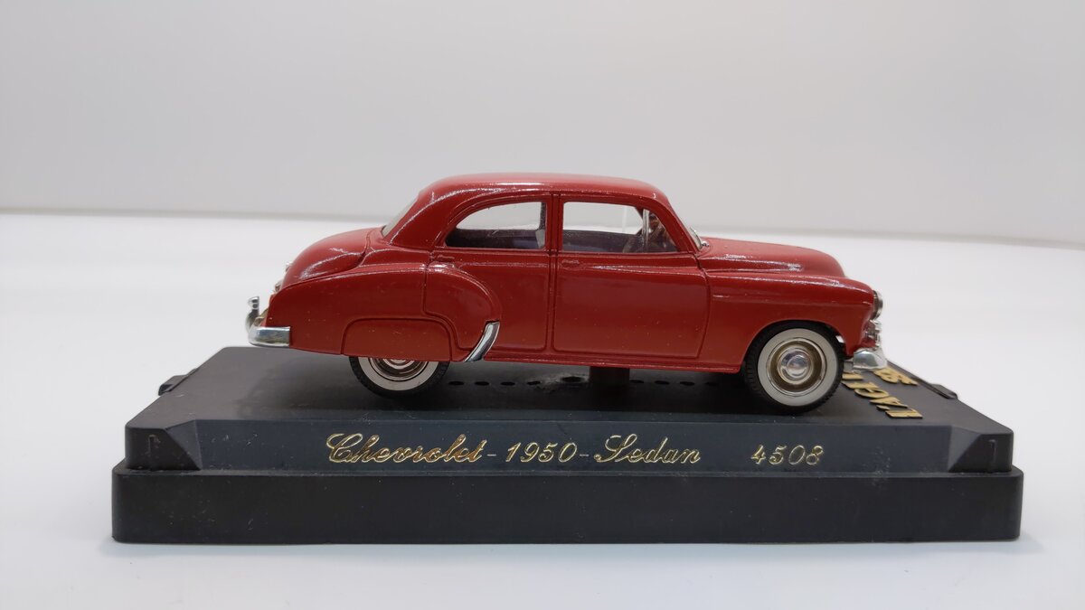 Solido 4508 1:43 Scale L'Age D'Or Red 1950 Chevrolet Sedan W/Plastic Case