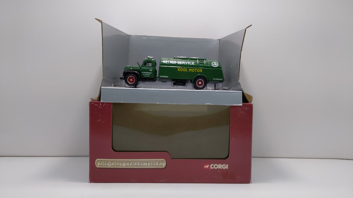 Corgi 56202 1:50 Scale "Cities Services" Diamond T 620 Rigid Tanker Diecast