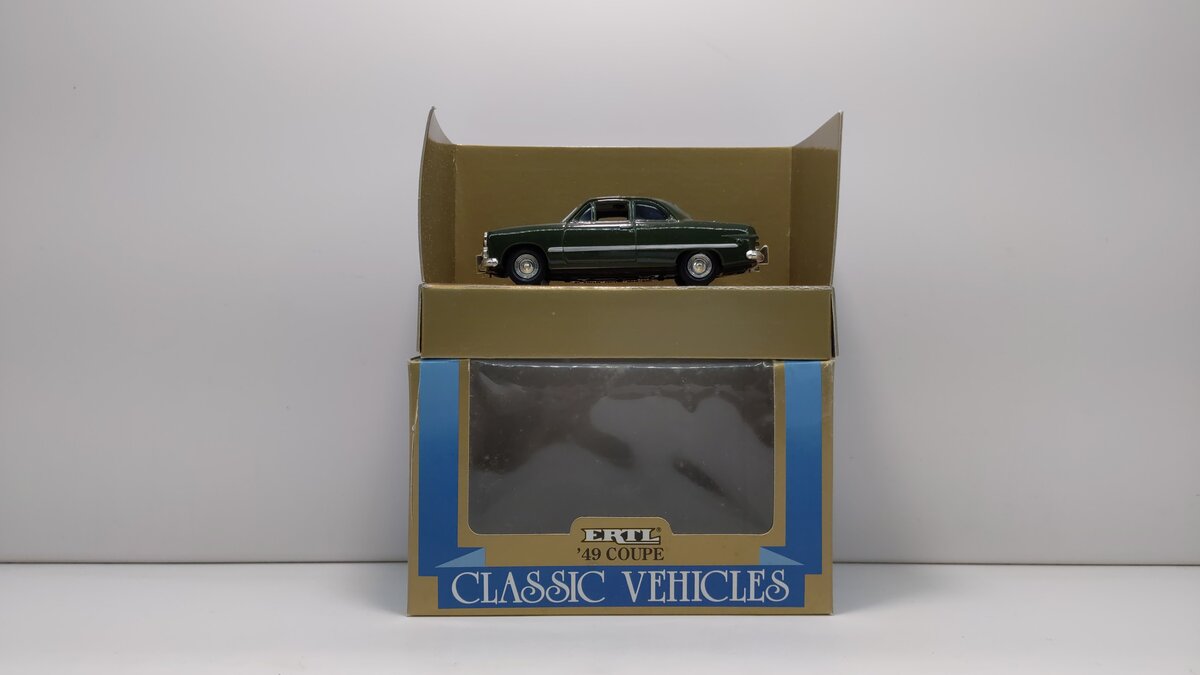 Ertl 2803 1:43 Scale Classic Vehicles 1949 Green Ford Coupe Diecast LN/Box