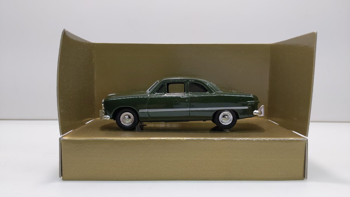 Ertl 2803 1:43 Scale Classic Vehicles 1949 Green Ford Coupe Diecast LN/Box