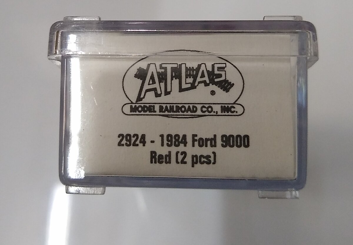 Atlas 2924 N Red American Trucks 1984 Ford 9000 LNT Semi Tractor (Box of 2) LN/Box