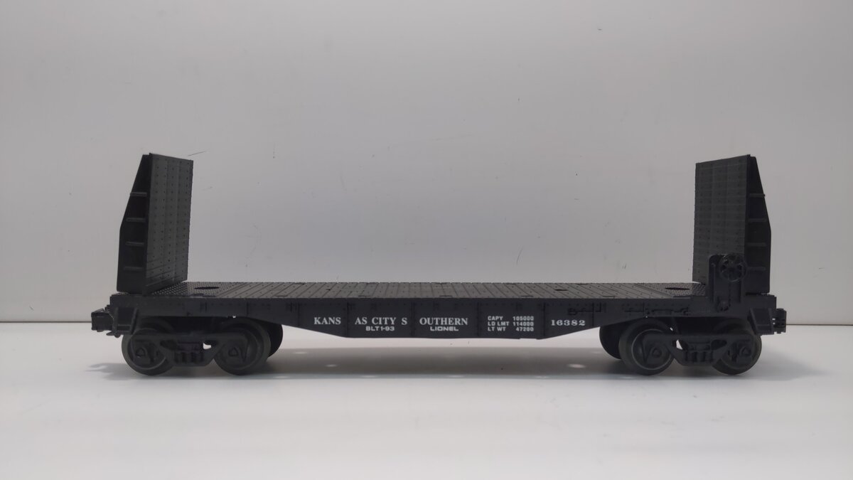 Lionel 6-16382 O Kansas City Southern Flatcar w/Bulkheads