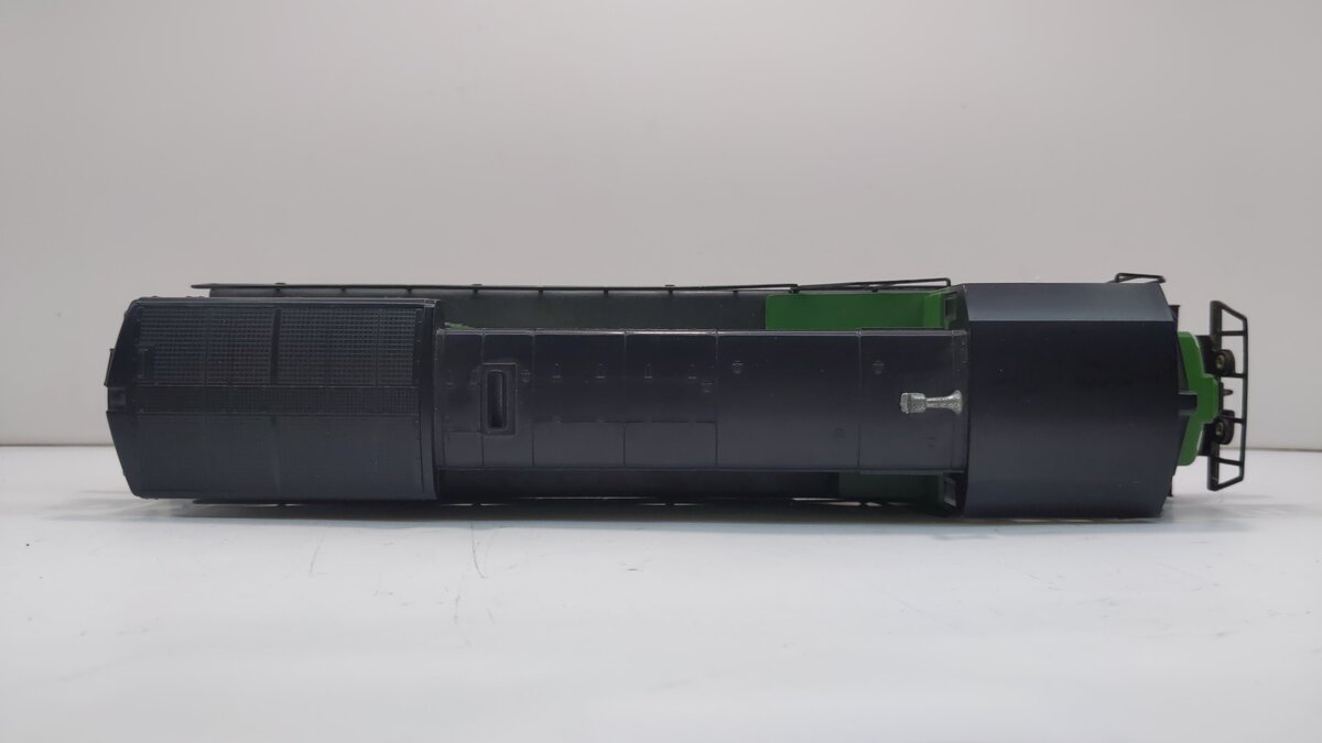 Lionel 6-8650 O Burlington Northern U36B Powered Diesel Locomotive #8650 NIB