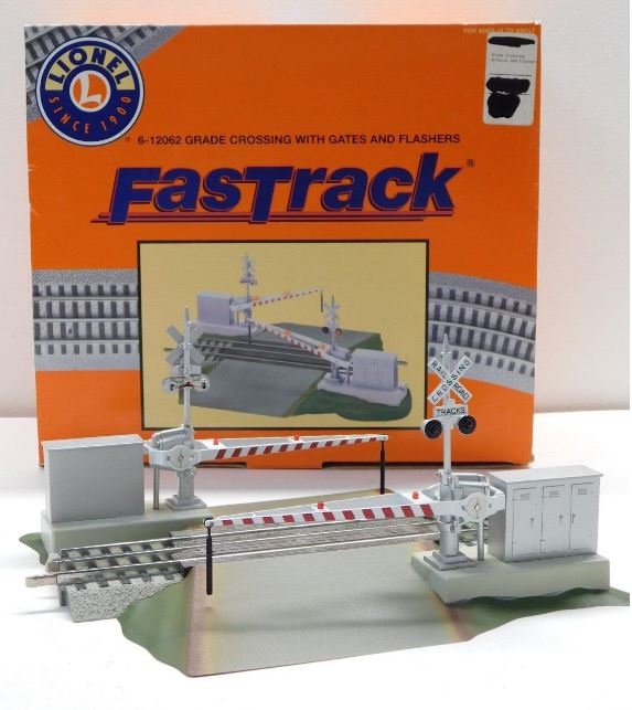 Lionel 6-12062 O Grade Crossing With Gates & Flashers LN/Box