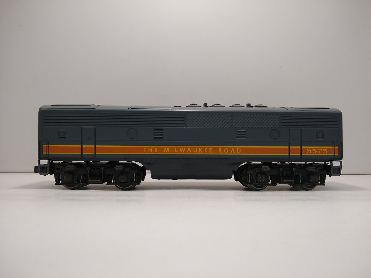 Lionel 6-8575 O Milwaukee Road Non-Powered B Unit Diesel Locomotive LN/Box