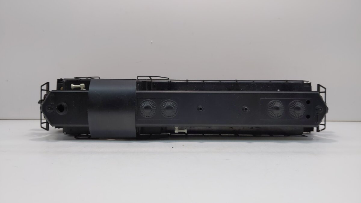 Lionel 6-8576 O Gauge Penn Central GP-7 Diesel Locomotive LN/Box