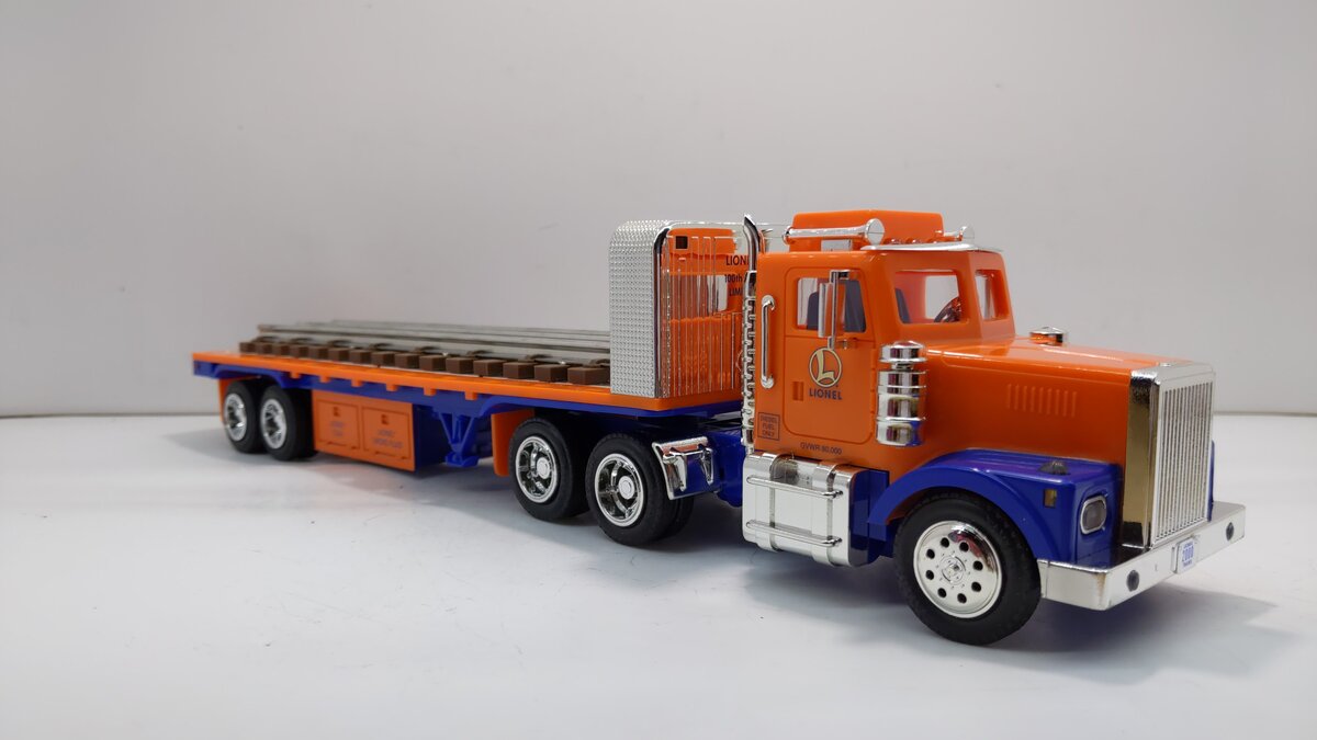 Lionel TMT-18405 O Gauge Flatbed Toy Truck with Operating Lights-Sound Caboose NIB