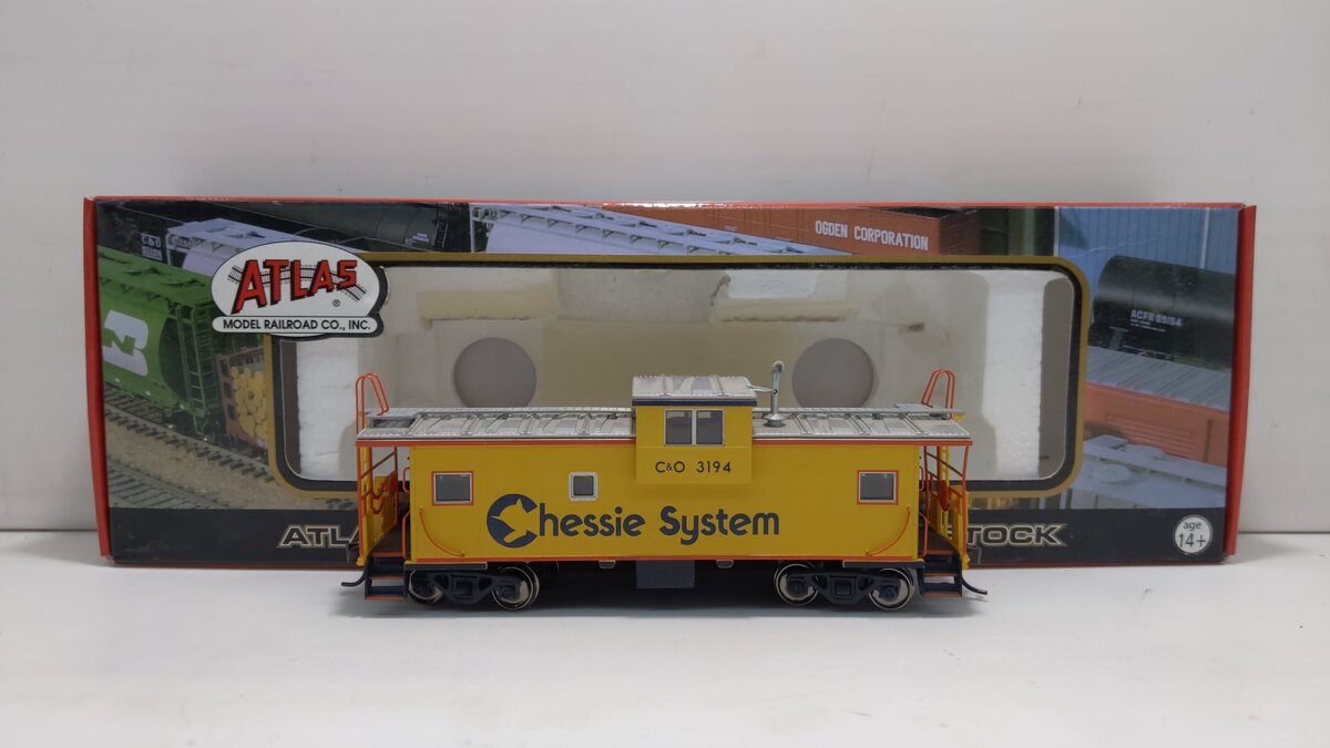 Atlas 20000558 HO Scale Chessie Extended Vision Caboose #3194